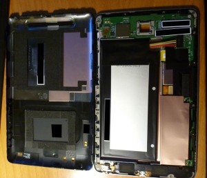 Nexus 7 geöffnet - links der Deckel, rechts das Innenleben
